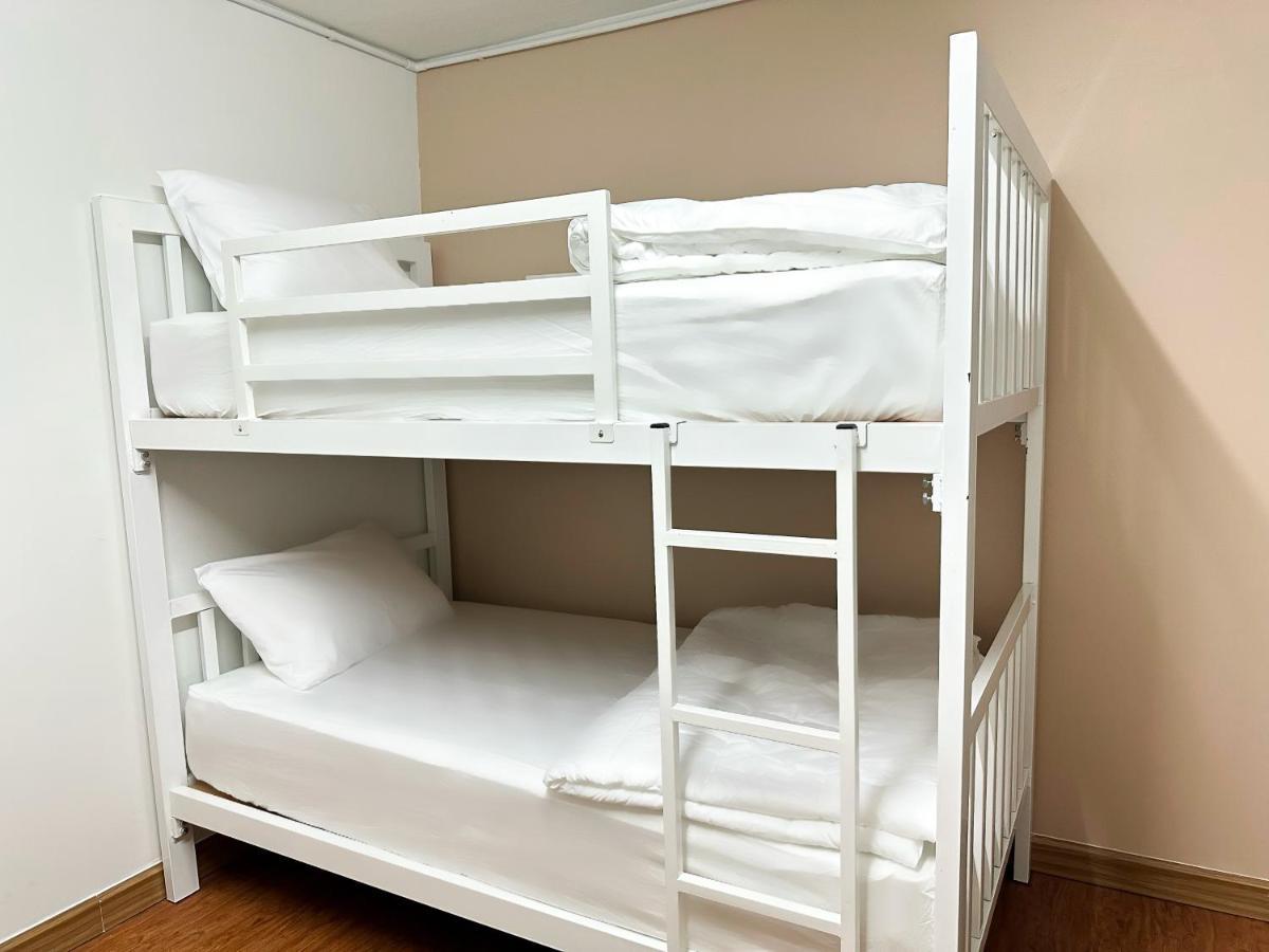 Montana Hotel & Hostel Phuket Karon Rom bilde