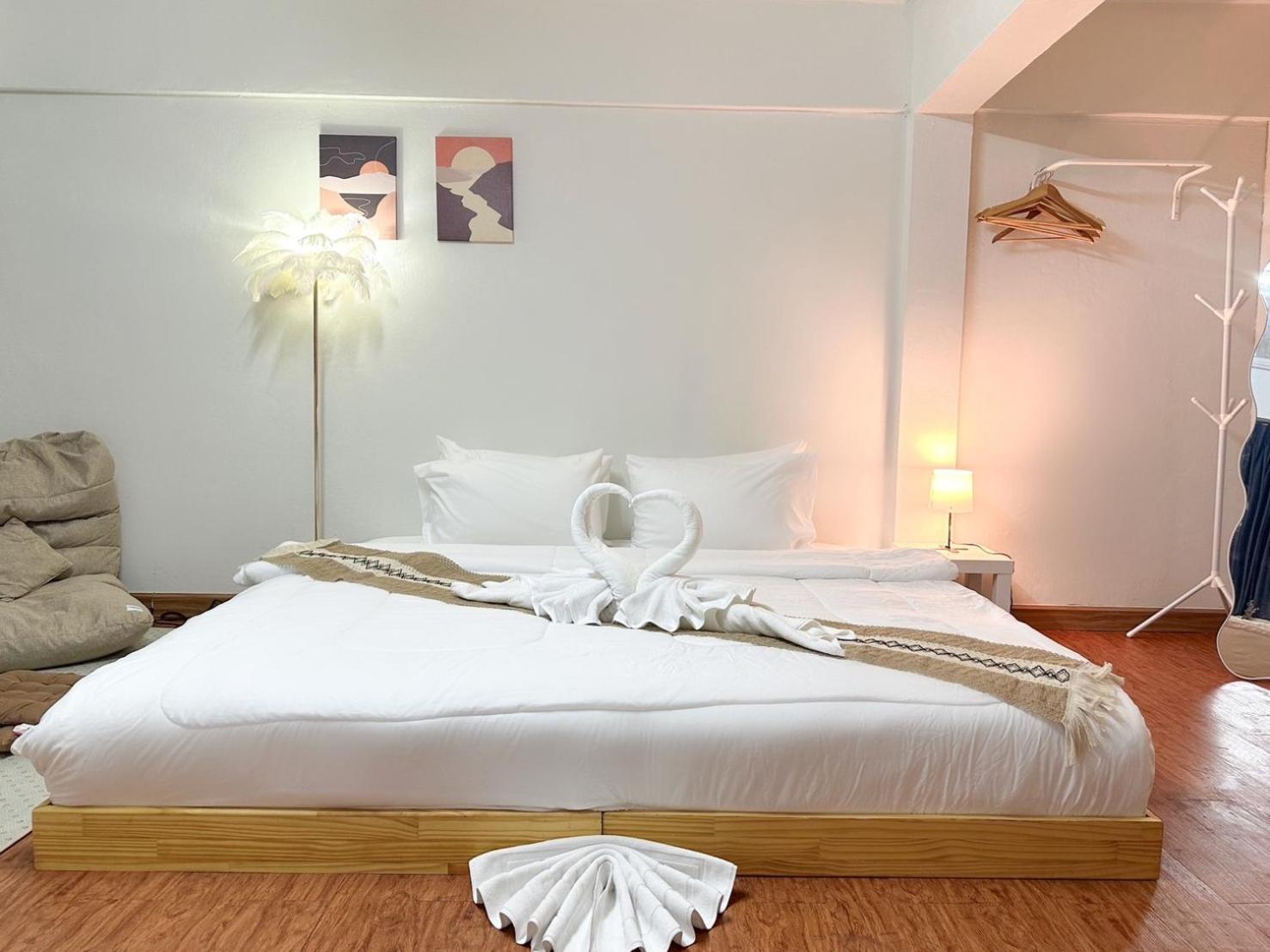 Montana Hotel & Hostel Phuket Karon Eksteriør bilde