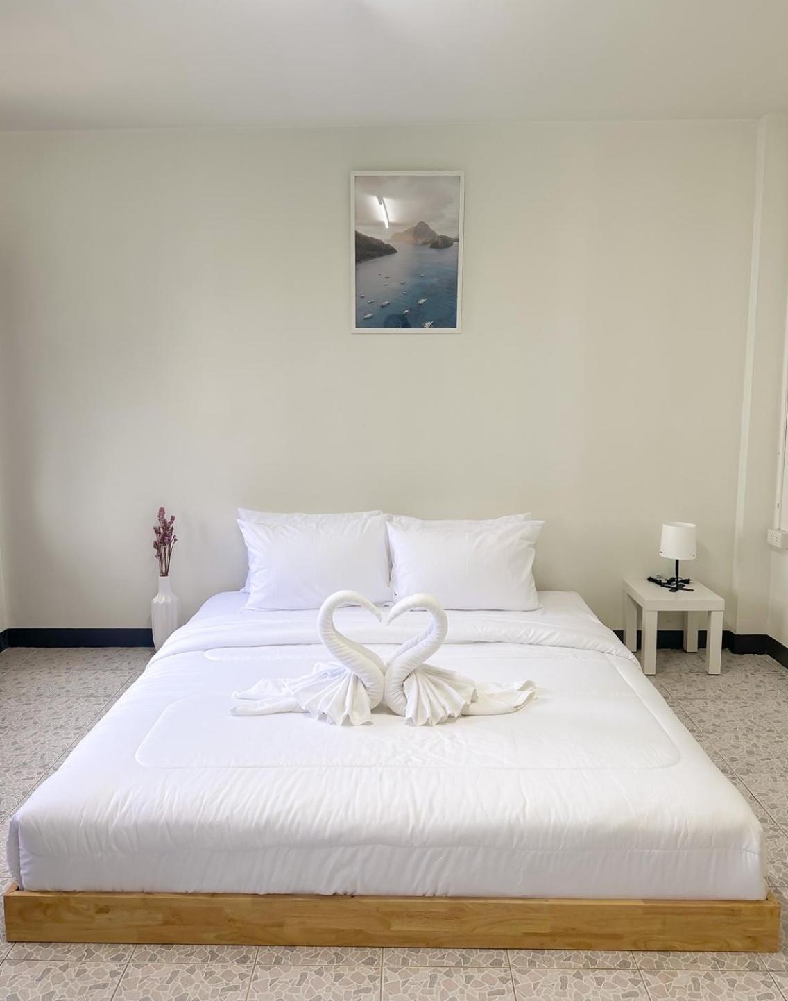 Montana Hotel & Hostel Phuket Karon Eksteriør bilde